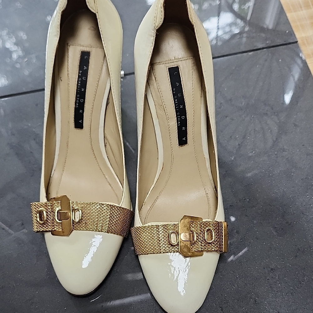 Laundry By Shelli Segal Cream Patent Leather Heels with Gold Buckle